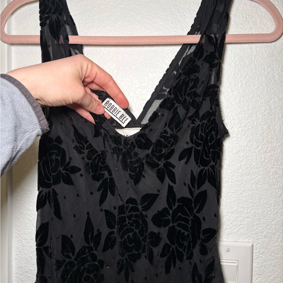 Robbie Bee Dresses & Skirts - Robbie Bee Black Velvet Floral V-Neck Dress